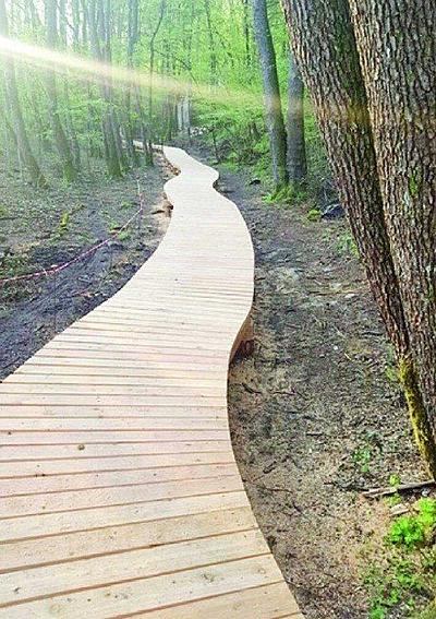 La nuova passerella in legno del Giro del Lago di Levico