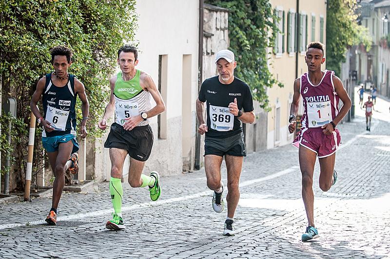 Atleti che corrono lungo il percorso nel 2014