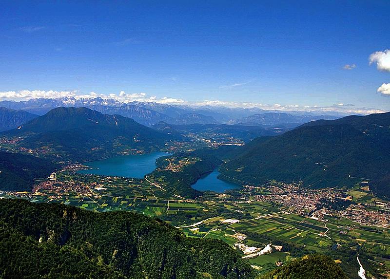 Una veduta dall'alto dei laghi di Levico e di Caldonazzo e della Valsugana