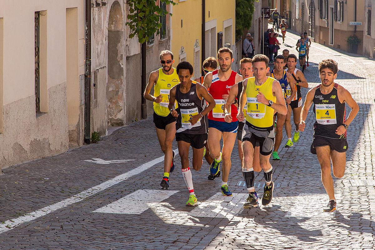 Atleti nel centro storico di Levico Terme durante La 30 Trentina 2016