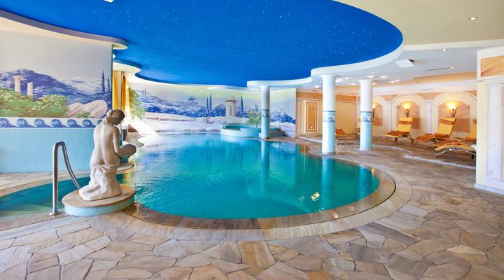 Indoor swimming pool with whirlpool 30°