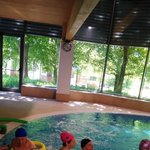 ...tuffandosi in piscina!