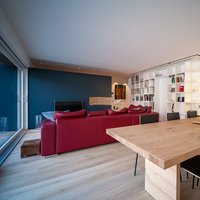 Casa sostenibile nel Canton Grigioni (CH)  - E chi non sogna una casa così? Il piacere di poter tornare a casa, lasciandosi avvolgere e coccolare da colori e profumi inebrianti, come quelli del Rovere, Collezione Versus Classic di Parkemo, spazzolato e oliato neutro, in formati misti per questa casa totalmente sostenibile, realizzata a cura di Alplus Building & Design S.A.