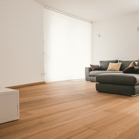Appartamento Trento  - Grandi emozioni per questo pavimento Parkemo in Teak, personalizzato su richiesta del cliente con una finitura ad olio effetto grezzo... il risultato è entusiasmante, di grande respiro e soprattutto unico, perché tailor-made!