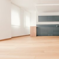 Appartamento Trento  - Questa cucina, con i suoi toni decisi e di tendenza, è il luogo perfetto per il convivio. Gli spazi, ampi e luminosi, pavimentati con il Teak Parkemo, oliato e con finitura personalizzata effetto grezzo, offrono un ambiente rilassante e ideale per la famiglia, per un banchetto e per ogni occasione.