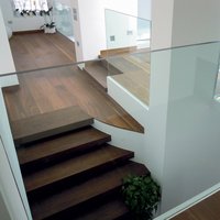 Appartamento Signorile Trento  - Veste con un garbo sottile e senza fronzoli il Noce Americano di Parkemo, levigato effetto poro aperto e oliato naturale. Un