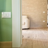 Ristrutturazione Appartamento Verona  - Gli ingressi di una casa parlano di noi e danno il benvenuto. Il Rovere Mod. Vecchia Toscana Chiaro, in larghezze miste e finitura ad olio di Parkemo è l
