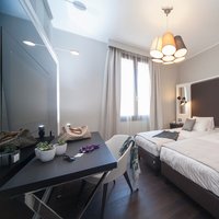 Hotel Grande Italia (I-Chioggia)  - Quale miglior piacere se non venire accolti in uno spazio morbido ed avvolgente? Luci, colori, profumi, tutto quì è stato progettato per regalare benessere al corpo e allo spirito, come il pavimento Parkemo in Rovere tinta wengè e finitura a vernice.