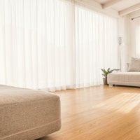 Appartamento Colline Trentine  - Una raffinata fusione di sfumature avvolgenti, che si muovono tra classico e contemporaneo e donano alla casa un comfort rassicurante. Una veste nuova per questo pavimento Parkemo in Rovere mod. Superthermo Chiaro, spazzolato e oliato naturale a campione. Effetto assicurato!