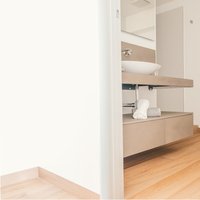 Appartamento Trento  - Accogliente e caldo, questo bagno pavimentato in Teak di Parkemo, oliato effetto grezzo a campione, invita al relax. Quanto di meglio esista dopo una lunga giornata di lavoro, lontani dallo stress... 