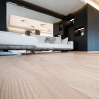 Residenza Bolzano  - La morbidezza della superficie spazzolata di questo Olmo europeo di Parkemo, selezionato, in maxiformato e finitura oliata "a campione" è quanto di più bello la nostra mano ed i nostri piedi chiedano. Un