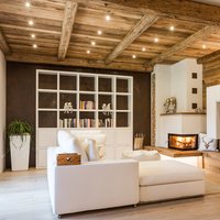 Villa Valle di Fiemme  - Tutto in questa casa è amore e accoglienza. Dalla grande stufa ad accumulo alla libreria. Il pavimento in Rovere Mod. Vecchia Toscana Chiaro di Parkemo è il perfetto connubio tra tutti gli elementi di questa abitazione. 