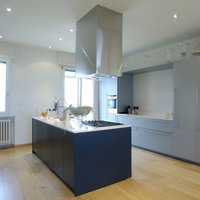 Attico Mantova  - Quale miglior contrasto di una cucina moderna su un pavimento estremamente tradizionale come il Rovere Parkemo in scelta Classic, spazzolato e oliato naturale? L
