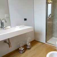 Attico Mantova  - Legno in bagno? Decisamente sì, con i pavimenti Parkemo. I proprietari in questo caso hanno optato per un Rovere in scelta Classic, spazzolato e oliato.. ed anche la stanza da bagno tradizionale diventa un ambiente unico...