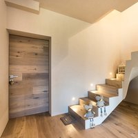 Villa Valle di Fiemme  - La scala di questa villa, in Rovere Mod. Vecchia Toscana Chiaro di Parkemo, collega l