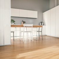 Appartamento Colline Trentine  - Il legno come un amore che non ha passato né futuro; essenziale e chic. In questa cucina il pavimento Parkemo in Rovere mod. Superthermo Chiaro, spazzolato e oliato naturale a campione veste, accoglie, conforta.. 
