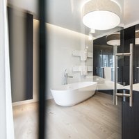 Residenza Bolzano  - Niente è più caldo e confortevole di un legno in bagno. Olmo europeo di Parkemo, selezionato, in maxiformato e con finitura oliata a campione, capace di rendere ancora più rilassante il vostro momento di benessere. 