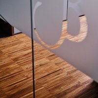 Bignami S.p.A.  - Trascorrere ore e ore in ufficio, camminando su un legno di pregio come questo Teak Industriale di Parkemo. E anche il lavoro diventa piacevole.