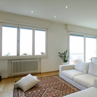 Attico Mantova  - Ambienti luminosi sapientemente miscelati a tinte calde e naturali, grazie anche  alle grandi vetrate e agli arredi chiari. Dal verde delle piante ai toni rossi del tappeto al color miele del Rovere Parkemo in scelta Classic spazzolato e oliato naturale. 
