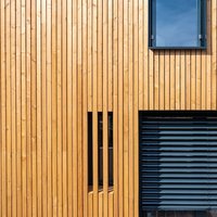 Casa sostenibile nel Canton Grigioni (CH)  - Pannelli XLAM® certificati FSC assemblati con colle senza formaldeide e rivestimento in larice naturale per questa casa 100% sostenibile realizzata da Alplus Building & Design S.A. Parkemo ha prodotto per loro il Rovere Versus Classic, spazzolato e oliato neutro, in formati misti.