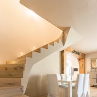 Villa Valle di Fiemme  - Piccole luci calde accompagnano la scala in Rovere Mod. Vecchia Toscana Chiaro di Parkemo che porta alla zona notte. Un tocco elegante che regala ancora più armonia a questa casa piena di amore. 