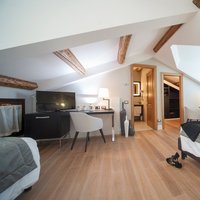Hotel Grande Italia (I-Chioggia)  - Ogni angolo di questa stanza è stato studiato nel dettaglio. Tessuti, arredi e luci sono la cornice perfetta per questo pavimento in Rovere Parkemo decapato bianco e verniciato ad alta resistenza. 