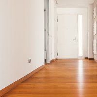 Residenza Trento  - Dalla porta si entra in casa la sera, stanchi da una lunga giornata di lavoro. Quale migliore accoglienza se non essere avvolti dal calore di un pavimento in Teak Parkemo, levigato a poro aperto e oliato naturale a campione? Il piacere di tornare a casa... 