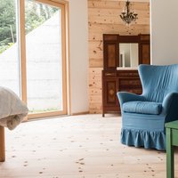 Appartamento Dolomiti Trentine  - Vivere in una casa arredata in legno di Cirmolo è un esperienza sensoriale e olfattiva unica nel suo genere. Il Cirmolo, oltre che offrire un semplice profumo rilassante, influenza in modo significativo e misurabile il nostro benessere e la nostra salute. Pavimenti e rivestimenti a cura di Parkemo.