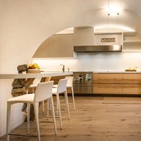 Villa Valle di Fiemme  - La pietra di questa cucina come dimostrazione del tempo e il pavimento in Rovere Mod. Vecchia Toscana Chiaro di Parkemo a testimonianza di un passato che si trasforma, per farsi abbracciare.