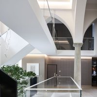 Attico Milano  - La nobiltà delle colonne in pietra ed il contrasto con il pavimento realizzato tailor-made da Parkemo in essenza di Rovere, Collezione Vecchia Toscana Senza Nodi, oliato grigio a campione. Tutto quì parla di stile e di cura dei dettagli, non lasciando nulla al caso. 