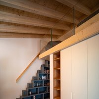 Casa sostenibile nel Canton Grigioni (CH)  - Il forte contrasto cromatico e geometrico è l