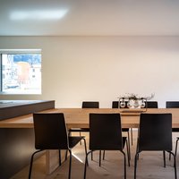 Casa sostenibile nel Canton Grigioni (CH)  - Il piacere di sedersi a tavola tutti insieme, magari dopo una lunga giornata di lavoro e studio, gustando qualche pietanza calda e succulenta. Il tutto accompagnato dal profumo del legno che fa da cornice. Anche in questo caso il Rovere diventa arredo, come il pavimento in legno di Parkemo con la sua Collezione Versus, scelta Classic, spazzolato e oliato neutro, in formati misti.