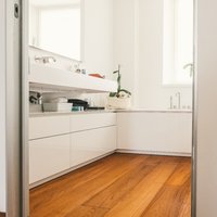 Residenza Trento  - Chiudere gli occhi e immaginare di uscire dalla vasca da bagno e appoggiare i piedi su questo caldo pavimento di Teak Parkemo, levigato a poro aperto e oliato naturale a campione: l