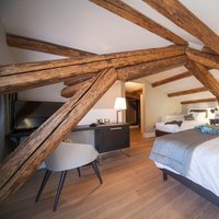 Hotel Grande Italia (I-Chioggia)  - Dormire in mansarda è come essere parte di una favola, di quelle che si raccontavano ai bambini una volta avvolti in calde coperte.. sono sensazioni e ricordi unici, come il pavimento Parkemo in rovere decapato bianco e verniciato che trasmette benessere già a prima vista... 