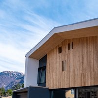 Casa sostenibile nel Canton Grigioni (CH)  - Sostenibile a 360 gradi. Questa la scelta ed il principio di fondo per questa casa nel canton Grigioni in Svizzera. Dentro e fuori tanto legno... e non solo! Alplus Building & Design S.A. ha scelto la Collezione Versus di Parkemo posando un Rovere Classic, spazzolato e oliato neutro, in formati misti.