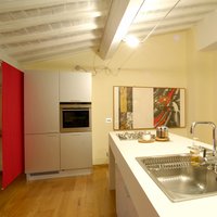 Palazzo signorile Mantova  - Particolare della cucina di questa abitazione pavimentata con il Rovere Parkemo, in scelta Classic, spazzolato e oliato naturale.