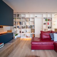 Casa sostenibile nel Canton Grigioni (CH)  - A chi non verrebbe voglia di sdraiarsi su questo divano dal colore caldo e brillante, avvolti dal tepore del camino e dalla naturalità degli arredi. Tra tutti spicca questo pavimento in Rovere, Collezione Versus Classic di Parkemo, spazzolato e oliato neutro, in formati misti.