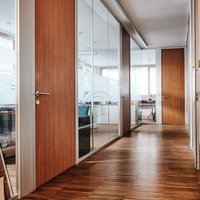 Bignami S.p.A.  - Chi non vorrebbe lavorare in uffici come questi? Venire accolti dal calore di un pavimento in legno di Teak Industriale, come questo di Parkemo. Un lusso per pochi. 
