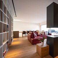 Casa sostenibile nel Canton Grigioni (CH)  - Il rosso rubino di questo divano rompe con le tinte neutre e naturali di questa casa magnifica del Canton Grigioni dove Parkemo ha avuto l