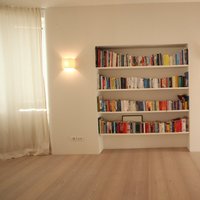 Appartamento Residenziale Bolzano  - I toni chiari del pavimento in Larice Mod. Magnus, spazzolato oliato bianco ai piedi della libreria multicolore di questa abitazione residenziale spiccano ancor di più per eleganza e stile. 