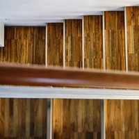 Bignami S.p.A.  - Cromie, design, linearità. E al contempo praticità e calore. Dal pavimento alle scale ai particolari. Questo Teak Industriale di Parkemo veste a tutto tondo ogni spazio. Anche al lavoro. 