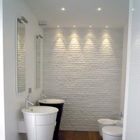 Appartamento Signorile Trento  - Bianco e nero. Un dualismo che si rispecchia in ogni angolo di questa abitazione dove il Noce Americano di Parkemo, levigato effetto poro aperto e oliato naturale è il denominatore comune di tutti gli spazi. 