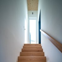 Casa sostenibile nel Canton Grigioni (CH)  - Una scala per il paradiso direbbe qualcuno... per noi è un lussuoso tappeto in legno realizzato con il Rovere di Parkemo, Collezione Versus Classic, spazzolato e oliato neutro, in formati misti.