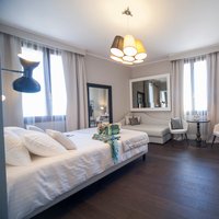 Hotel Grande Italia (I-Chioggia)  - Grandi spazi e toni caldi ed avvolgenti per questo hotel di Chioggia che ha scelto design e performance per questo pavimento Parkemo in Rovere in tinta wengè e verniciato. 