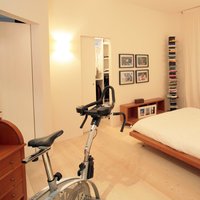 Appartamento Residenziale Bolzano  - Lo stress quotidiano si dissolve immediatamente una volta entrati in questa stanza dove il Larice Mod. Magnus, spazzolato oliato bianco di Parkemo infonde tranquillità e benessere. 