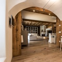 Villa Valle di Fiemme  - Gli archi di questa villa in Val di Fiemme raccontano storie dal sapore antico, parlano di natura, di lavoro e di amore. Il Rovere Mod. Vecchia Toscana Chiaro di Parkemo umilmente padroneggia questi spazi dando vita a storie nuove, bellissime, cariche ancora una volta di amore. 