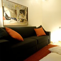 Palazzo signorile Mantova  - Giochi di contrasti: nero, rosso, bianco, miele. Il risultato colpisce! Si viene avvolti dalla voglia di casa, di calore, di benessere. Grazie anche al pavimento in Rovere Parkemo, scelta Classic, spazzolato e oliato naturale.