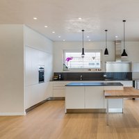 Rovere mod. Versus Premium, spazzolato e oliato sbiancato a campione 