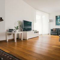 Residenza Trento  - Tra i legni più preziosi al mondo, il Teak di Parkemo, levigato a poro aperto e oliato naturale a campione, diventa padrone assoluto degli spazi, emanando profumi che parlano di foreste e di natura rigogliosa ed incontaminata. 