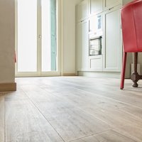 Ristrutturazione Appartamento Verona  - Rosso il colore della passione, non solo in questa cucina ma anche nella scelta dei materiali dove il pavimento in Rovere Mod. Vecchia Toscana Chiaro, larghezze miste e finitura ad olio di Parkemo diventa l